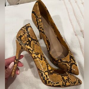 Yellow snake pumps